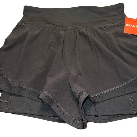 NWT SPANX Get Moving Short in Black Size Medium Activewear Athleisure - Picture 2 of 8